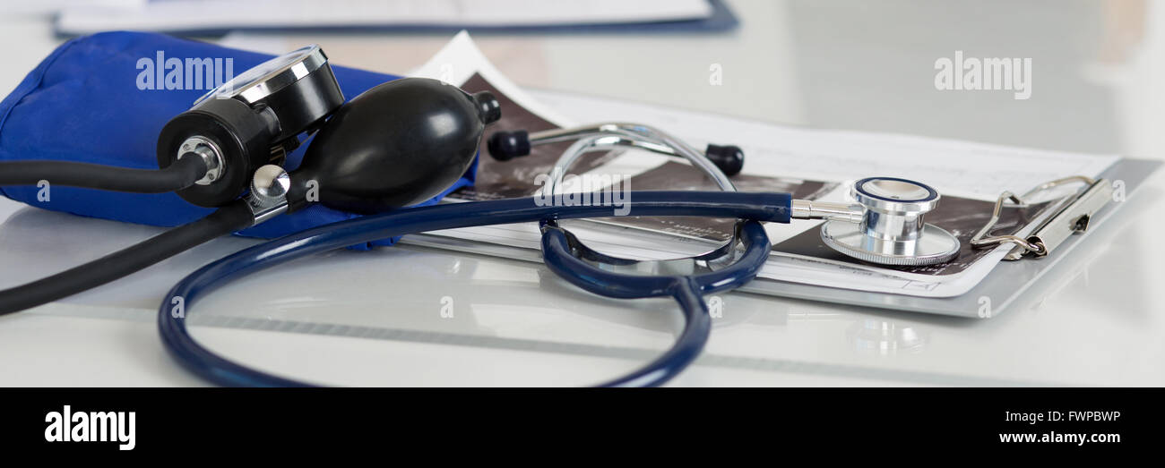 Manometro di medici e stetoscopio in posa su medico di medicina tabella di lavoro. Assistenza medica, per la profilassi e la prevenzione delle malattie o insu Foto Stock