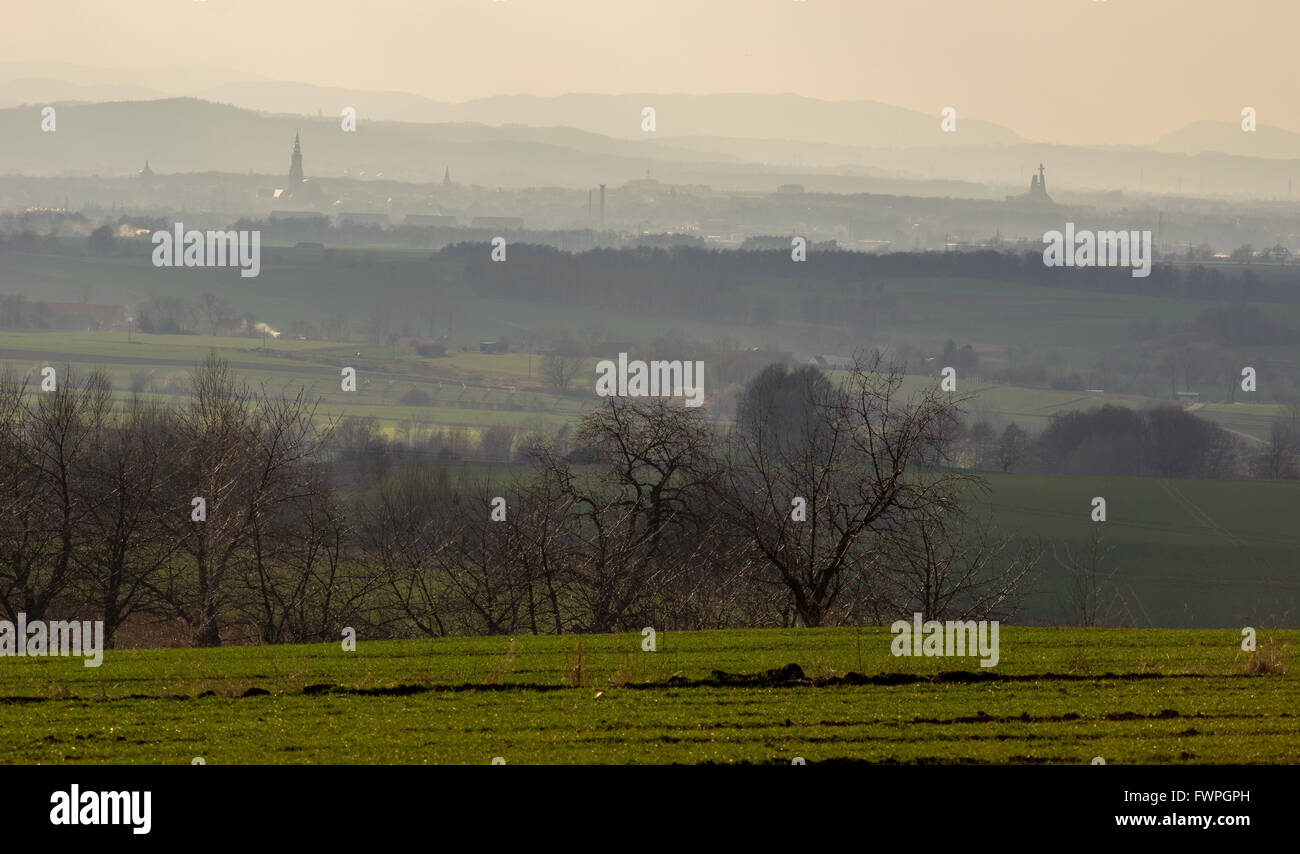 I tetti e le torri di Swidnica nel tramonto nebbia Bassa Slesia Polonia Foto Stock