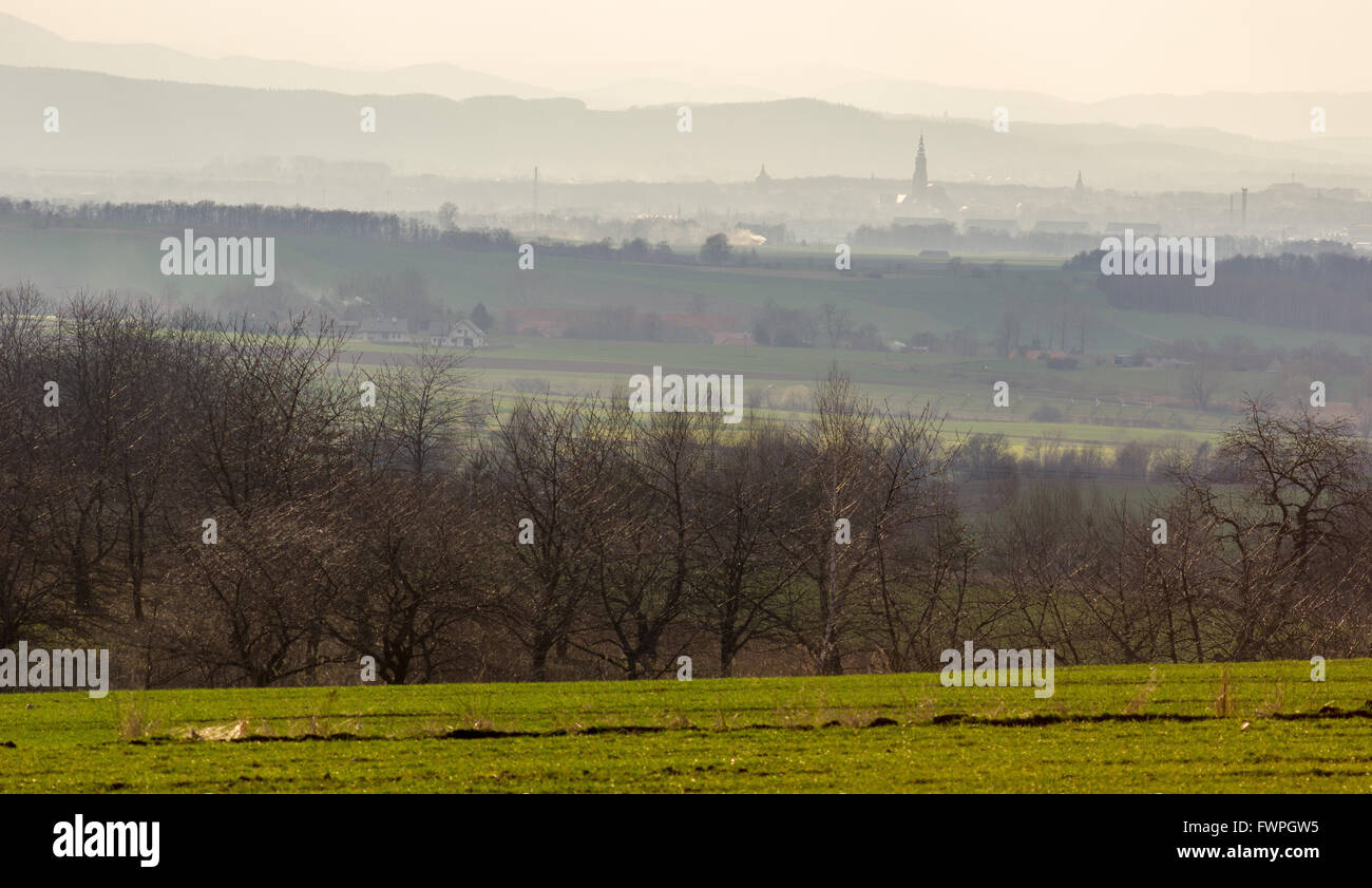 I tetti e le torri di Swidnica nel tramonto nebbia Bassa Slesia Polonia Foto Stock