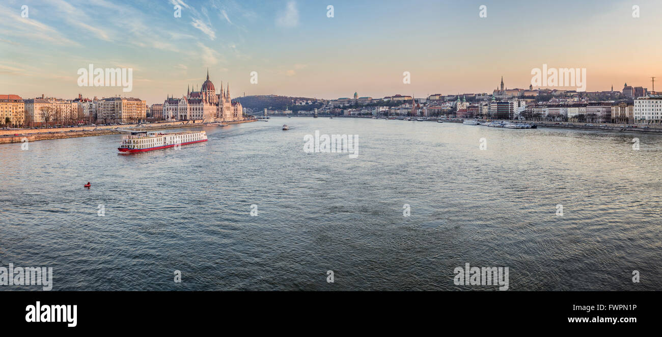 Tour in Barca naviga il fiume Danubio al di fuori del parlamento ungherese edificio in Budapest, Ungheria. Foto Stock