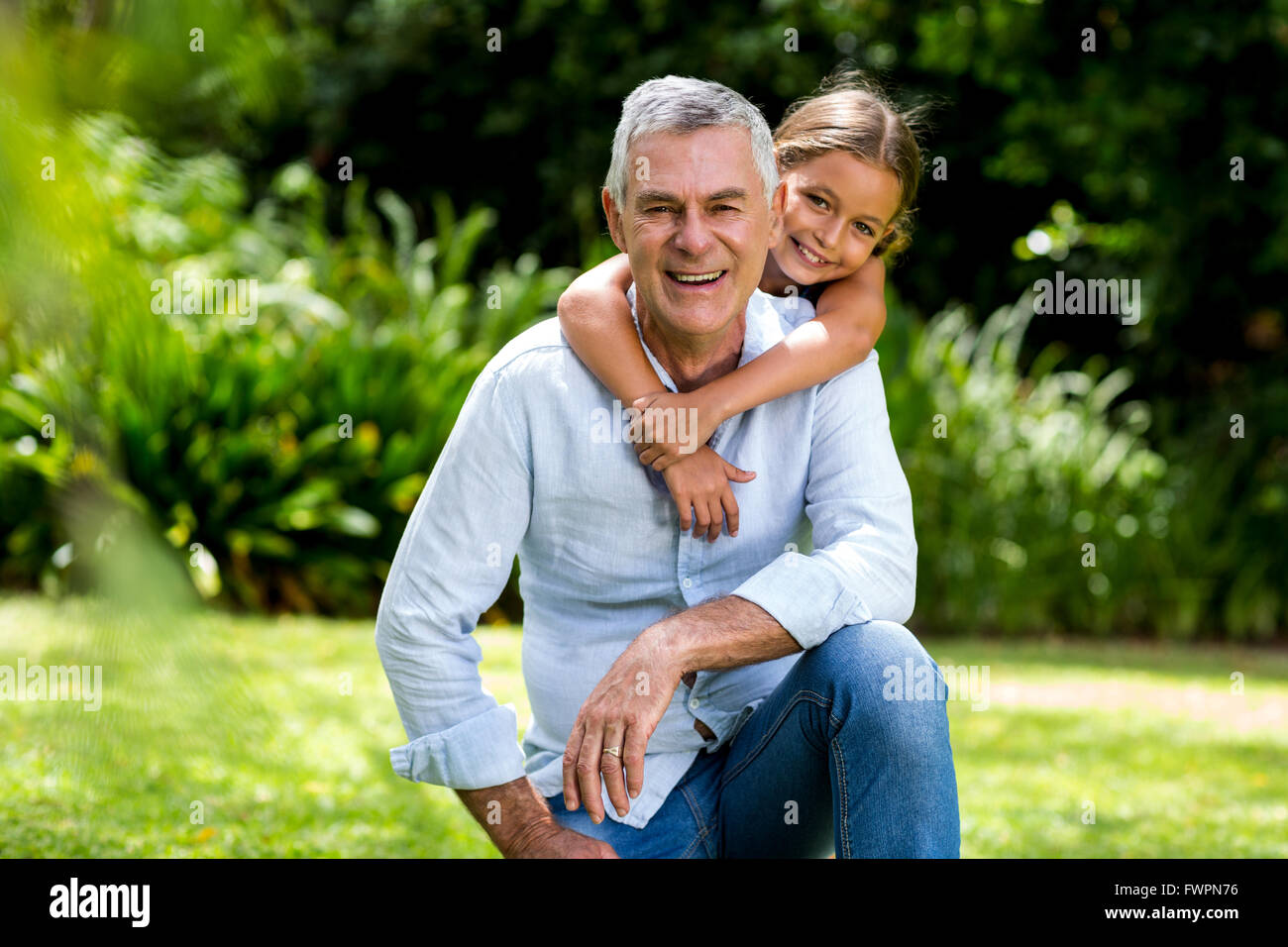 Nonno e nipotina sorridente in cantiere Foto Stock