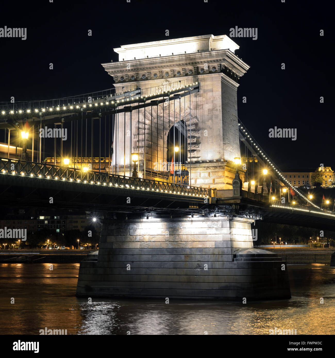 Budapest, Ungheria. Ponte delle catene di Szechenyi sul fiume Danubio di notte Foto Stock