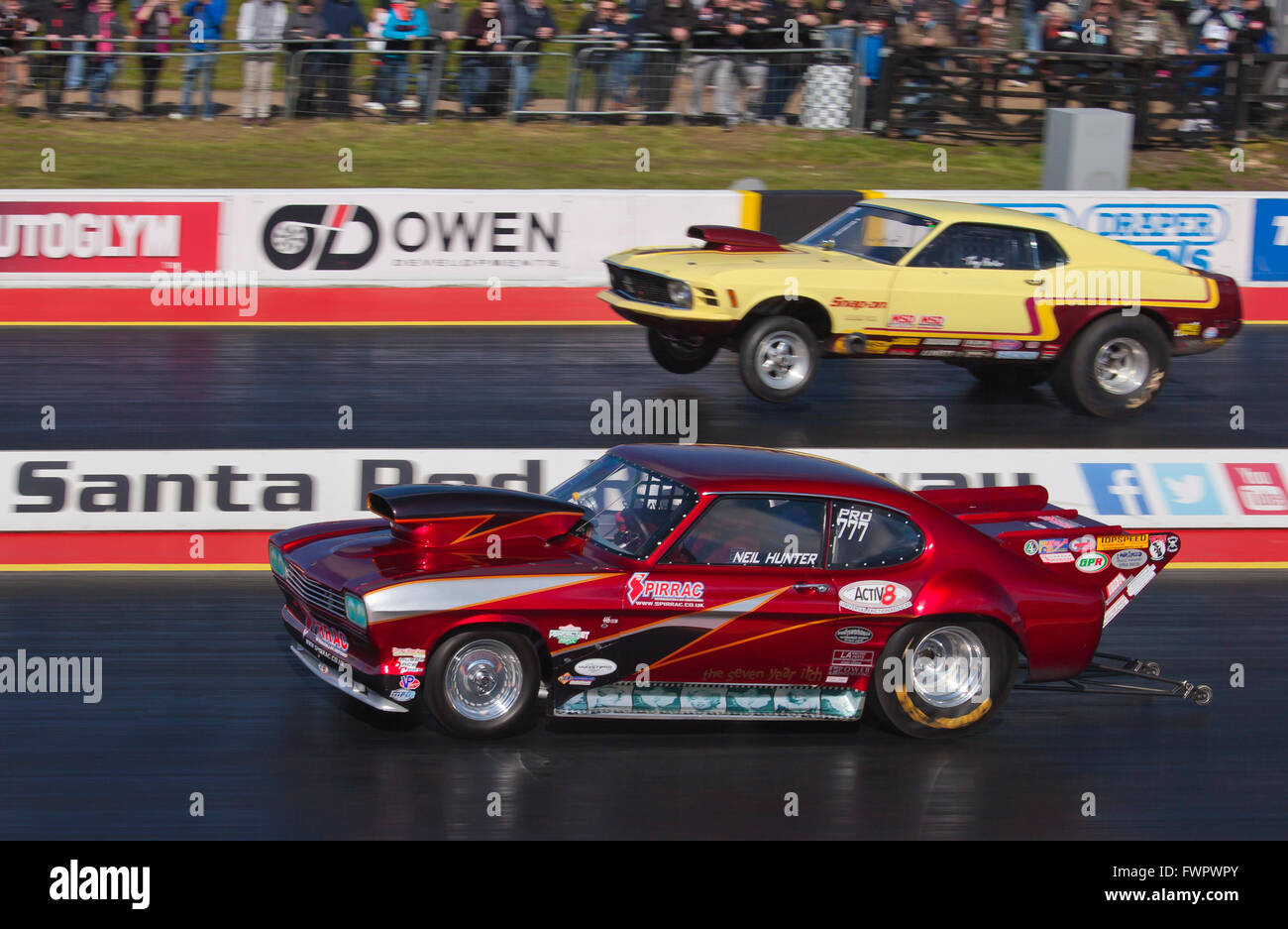 Pro et drag racing a Santa Pod Raceway. Neil Hunter Ford Capri nearside V Tony Harter Ford Mustang lato lontano. Foto Stock