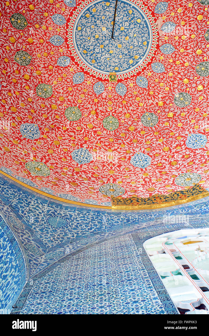 Turchia, Istanbul, il Topkapi Palace, Baghdad Pavilion di Murad IV, cupola dipinta con applicazioni in oro Foto Stock