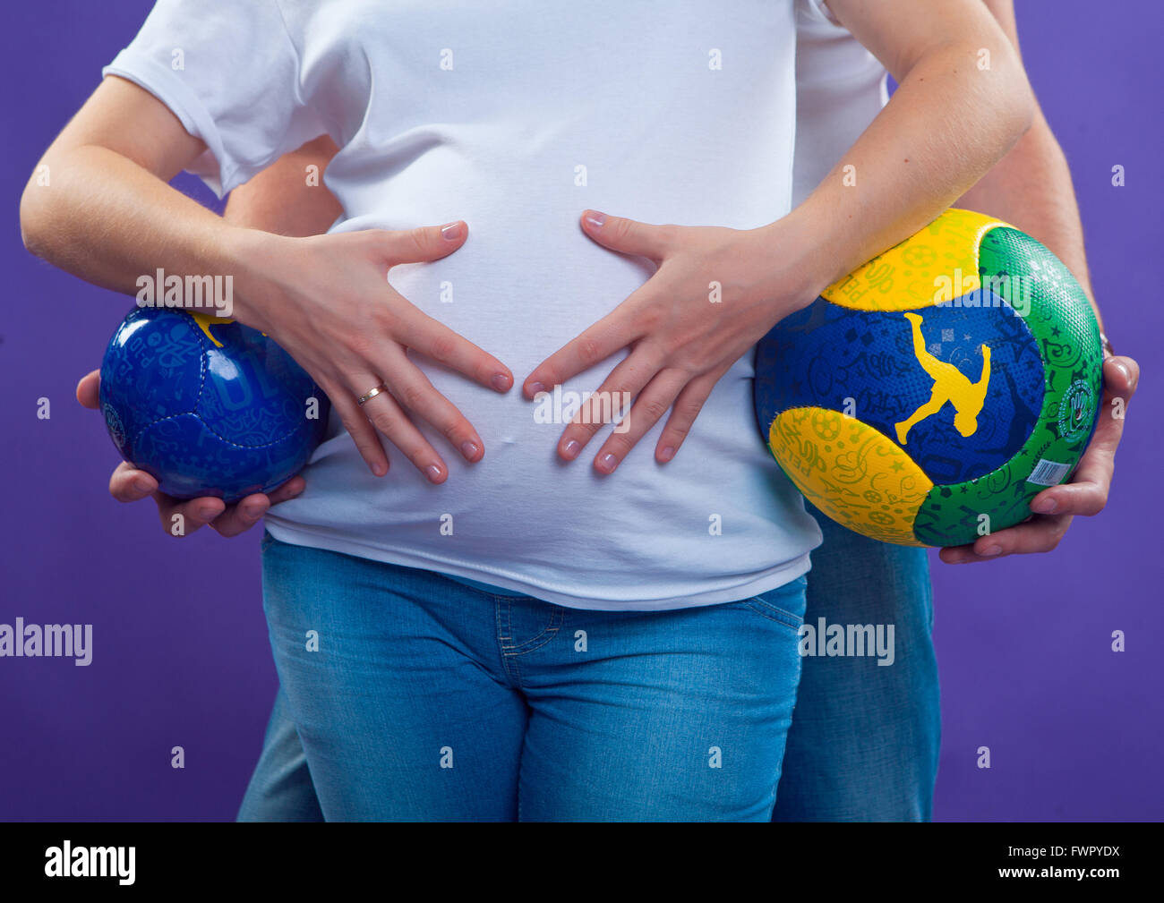 Pancia in gravidanza e sfera di calcio. Questo sarà un ragazzo Foto Stock