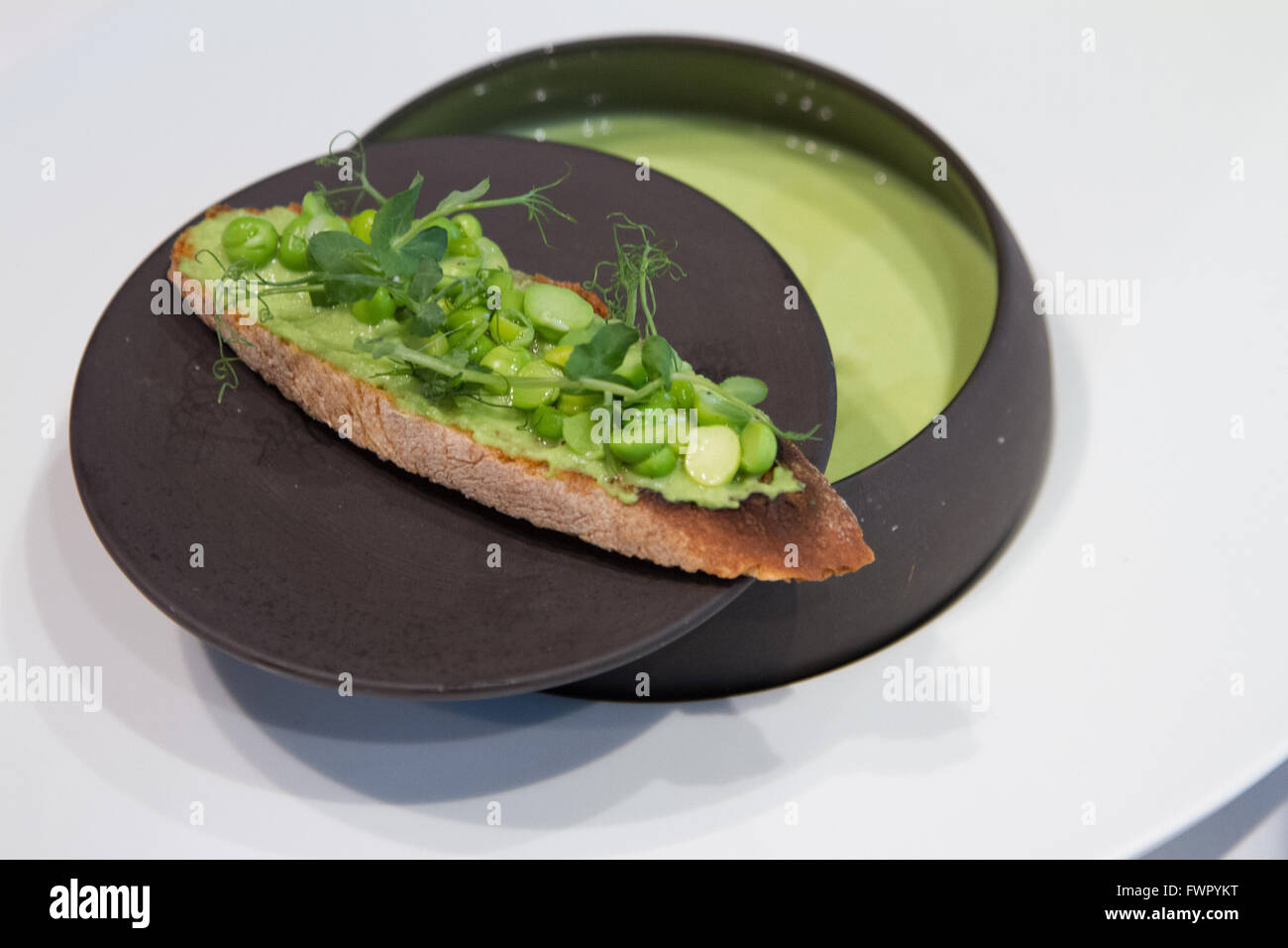 Cremosa zuppa di piselli serviti a Guy Savoy's Le Chiberta ristorante Parigi Francia Foto Stock
