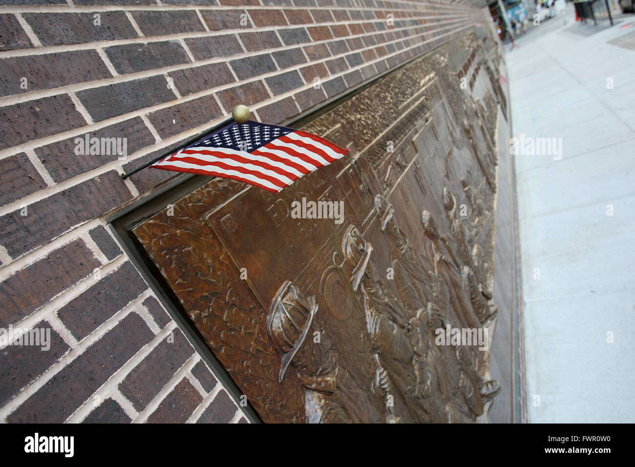 Memorial Wall nella città di New York per i vigili del fuoco uccise su 9/11 in Ground Zero. Foto Stock