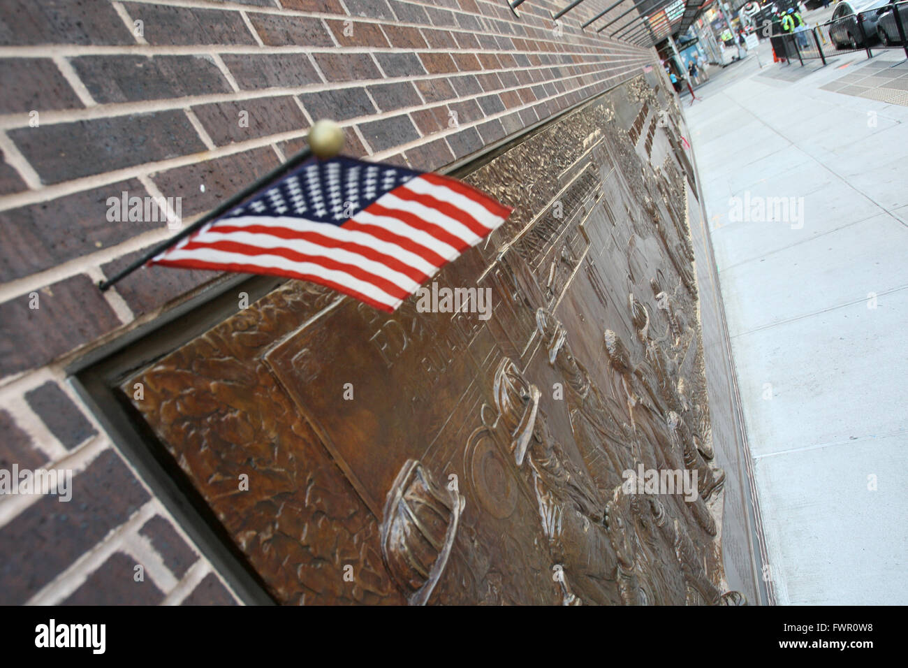 Memorial Wall nella città di New York per i vigili del fuoco uccise su 9/11 in Ground Zero. Foto Stock