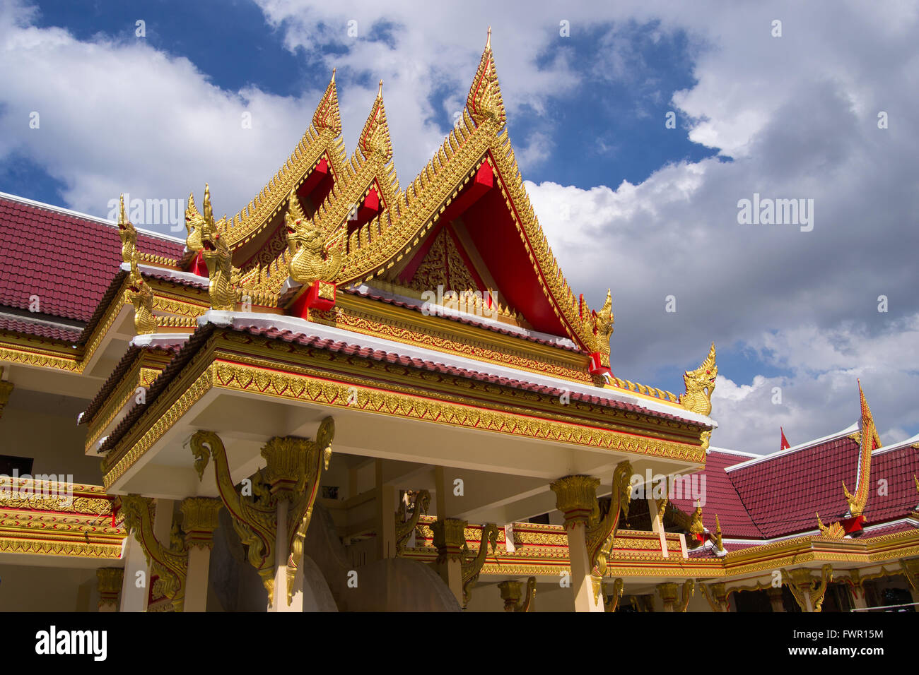 Soffitto decorativo di un tempio buddista, Thailandia Foto Stock