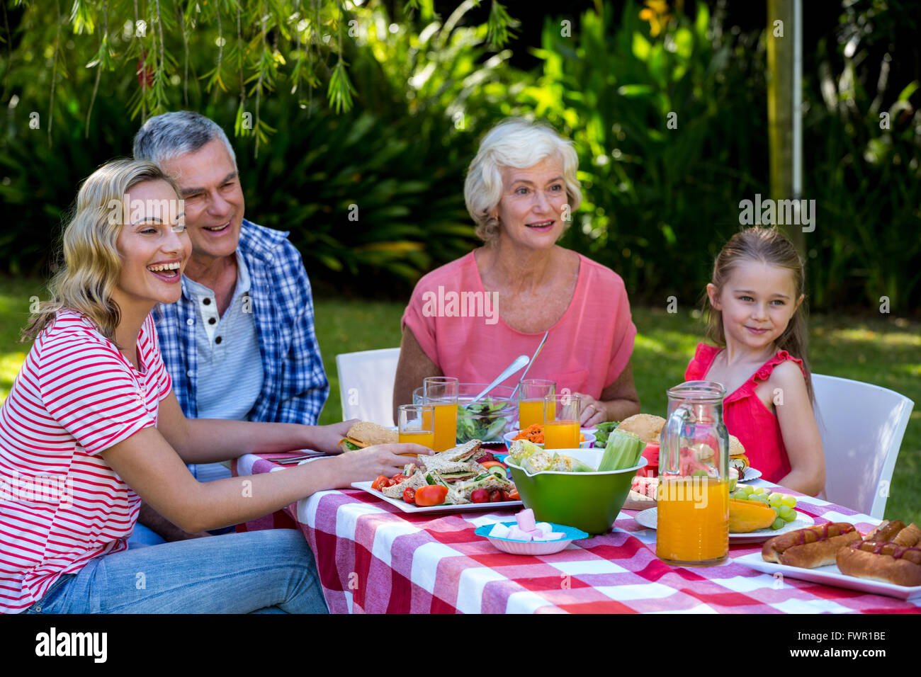 La famiglia felice avendo pranzo in cantiere Foto Stock