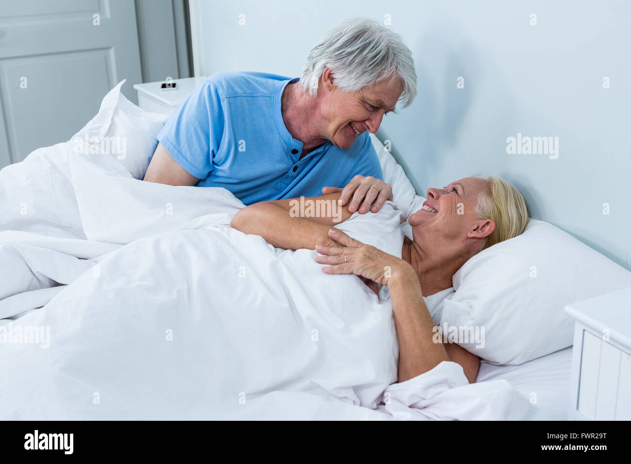 Sorridente coppia senior guardando ogni altro Foto Stock