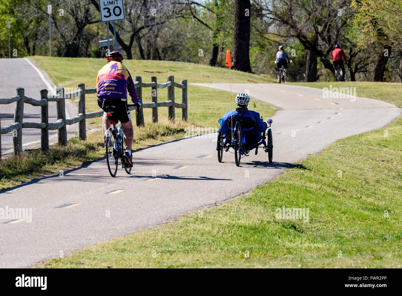 Un uomo disabile cicli con altri cylists su un handicap alloggio bike su sentieri nella città di Oklahoma, Oklahoma, Stati Uniti d'America. Foto Stock