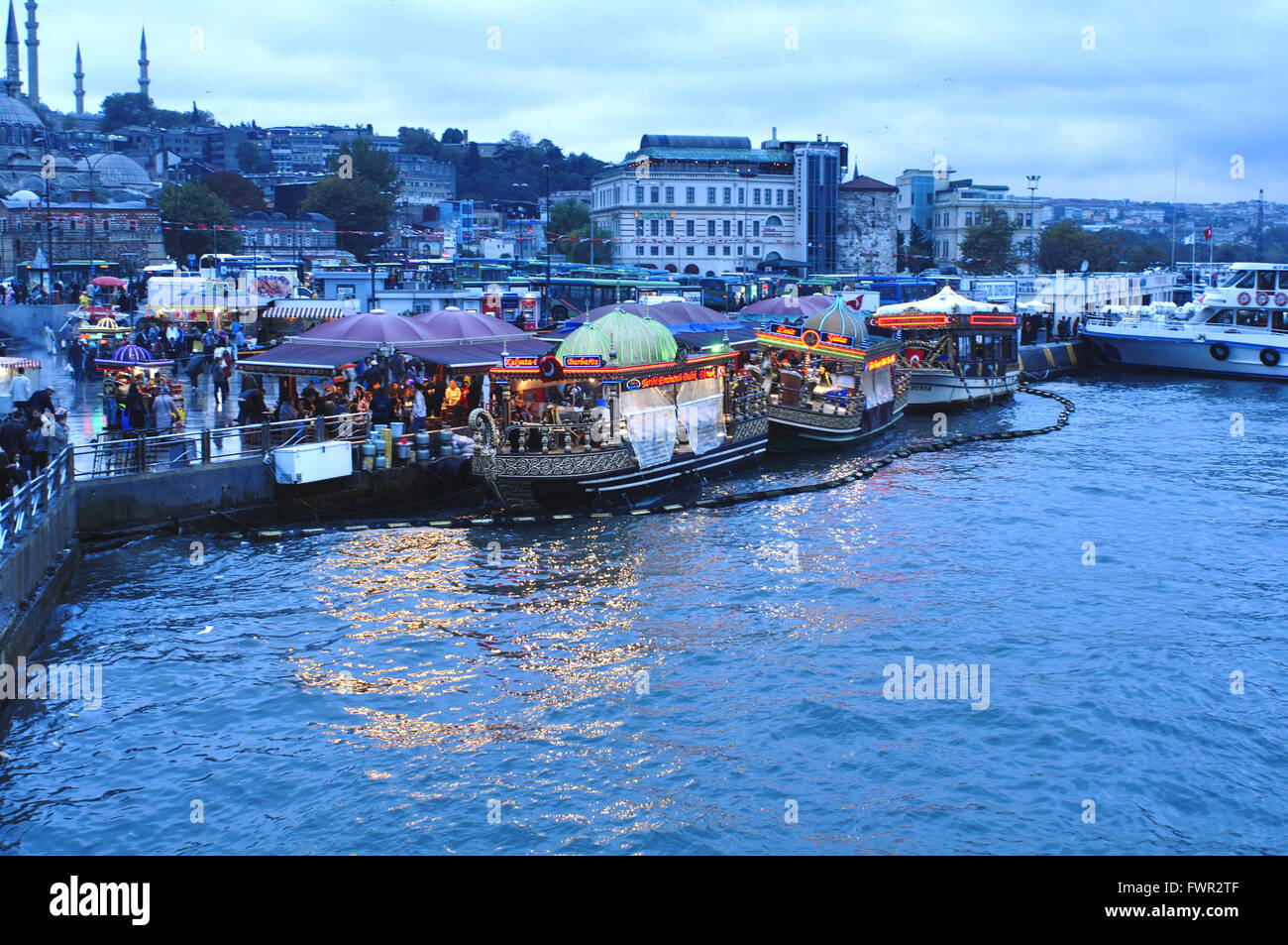 Turchia, Istanbul, Eminoenue, Golden Horn, decorata e dorata barca ristorante vicino al Ponte di Galata Foto Stock