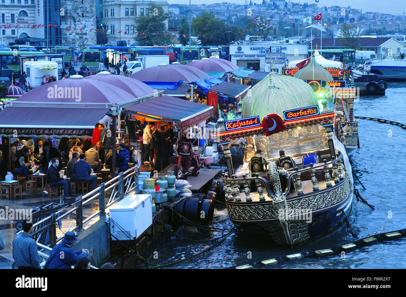 Turchia, Istanbul, Eminoenue, Golden Horn, decorata e dorata barca ristorante vicino al Ponte di Galata Foto Stock