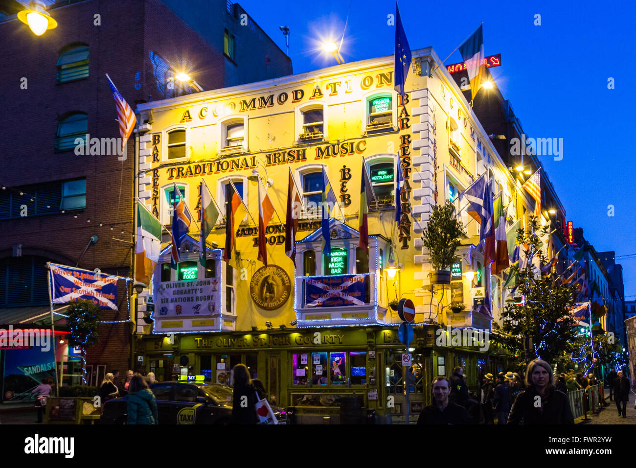 La vita notturna nel popolare quartiere Temple Bar - Dublino Foto Stock