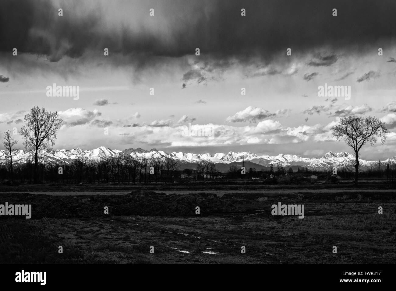 Monocromatico paesaggio italiano con le montagne e le nuvole Foto Stock