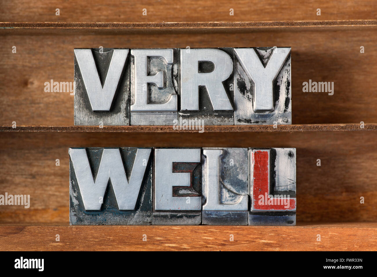 Molto ben frase composta da metallico tipo di stampa in rilievo sul vassoio in legno Foto Stock