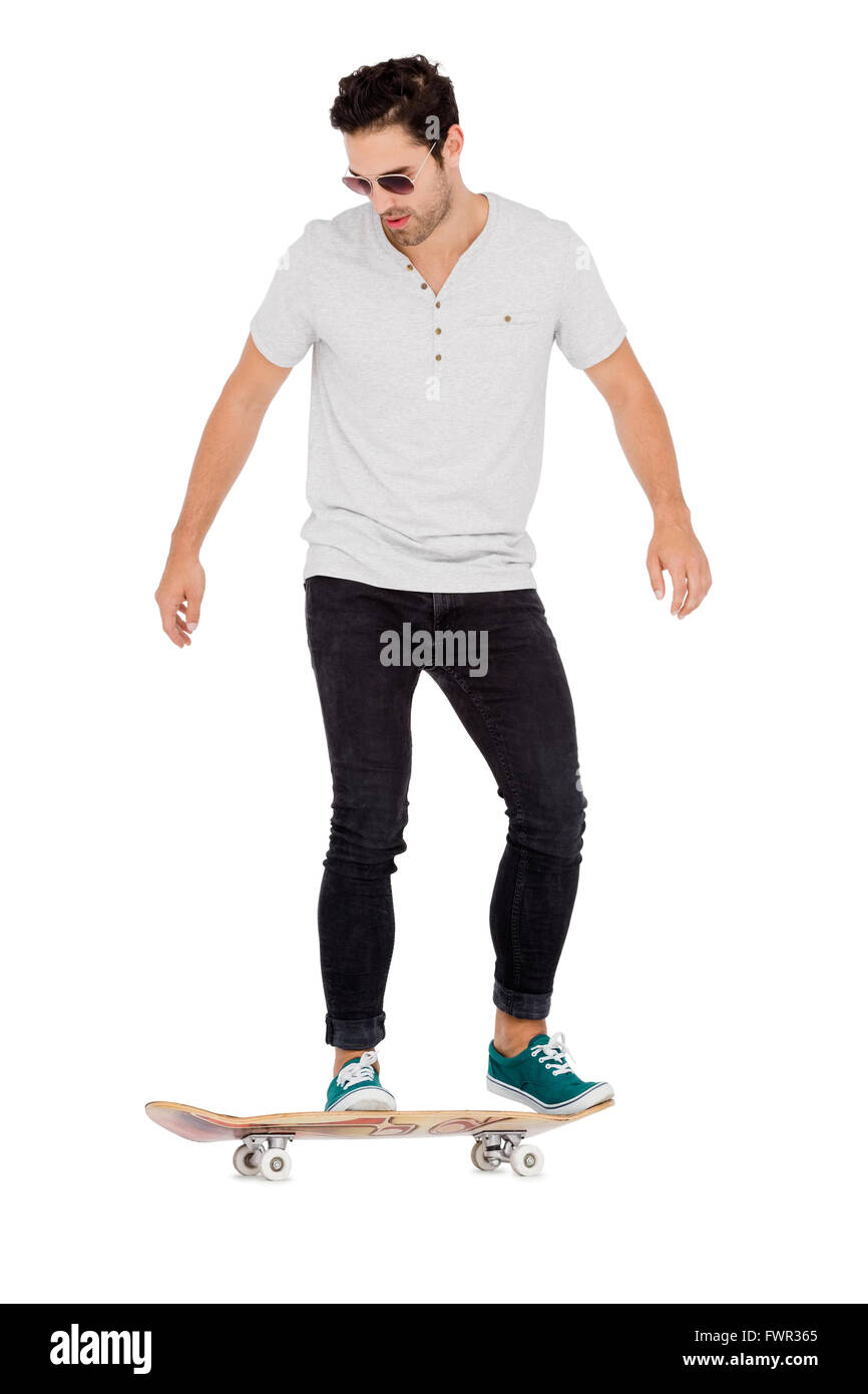 Giovane uomo lo skateboard Foto Stock