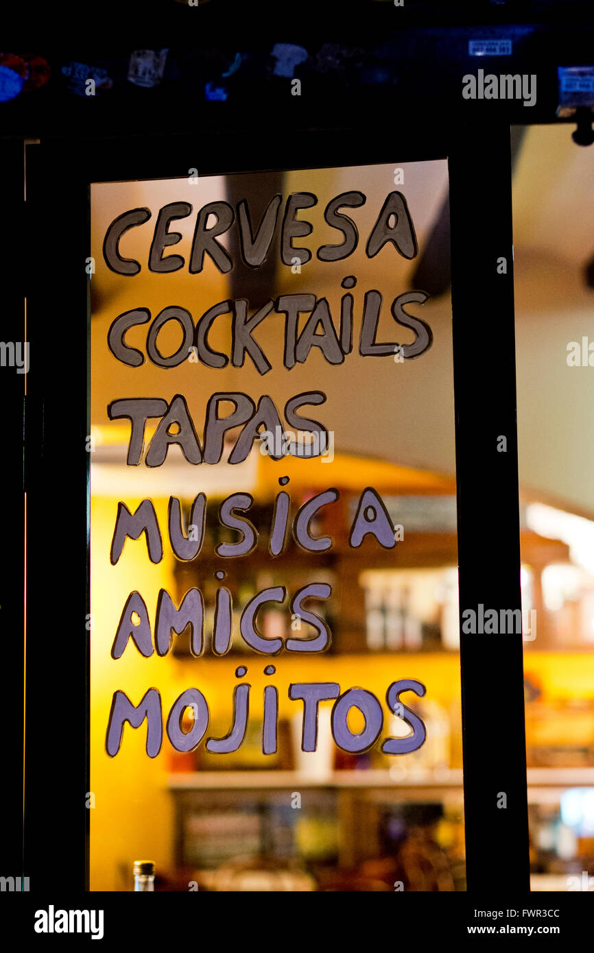 Dipinto di finestra di visualizzazione che descrivono le birre, tapas e i cocktail sono disponibili, Barcellona, Spagna Foto Stock