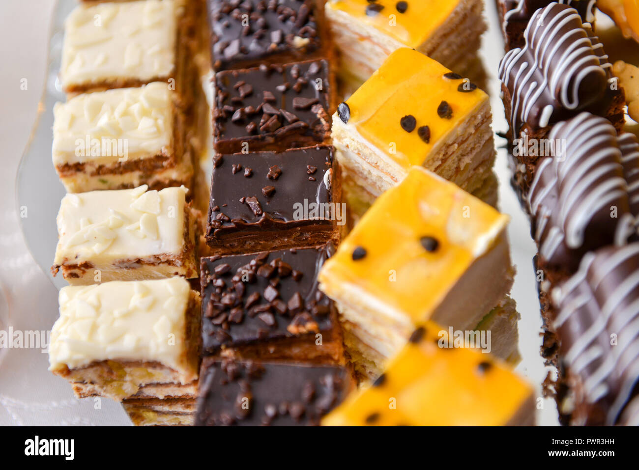 Diversi tipi di torte al cioccolato e vaniglia Foto Stock