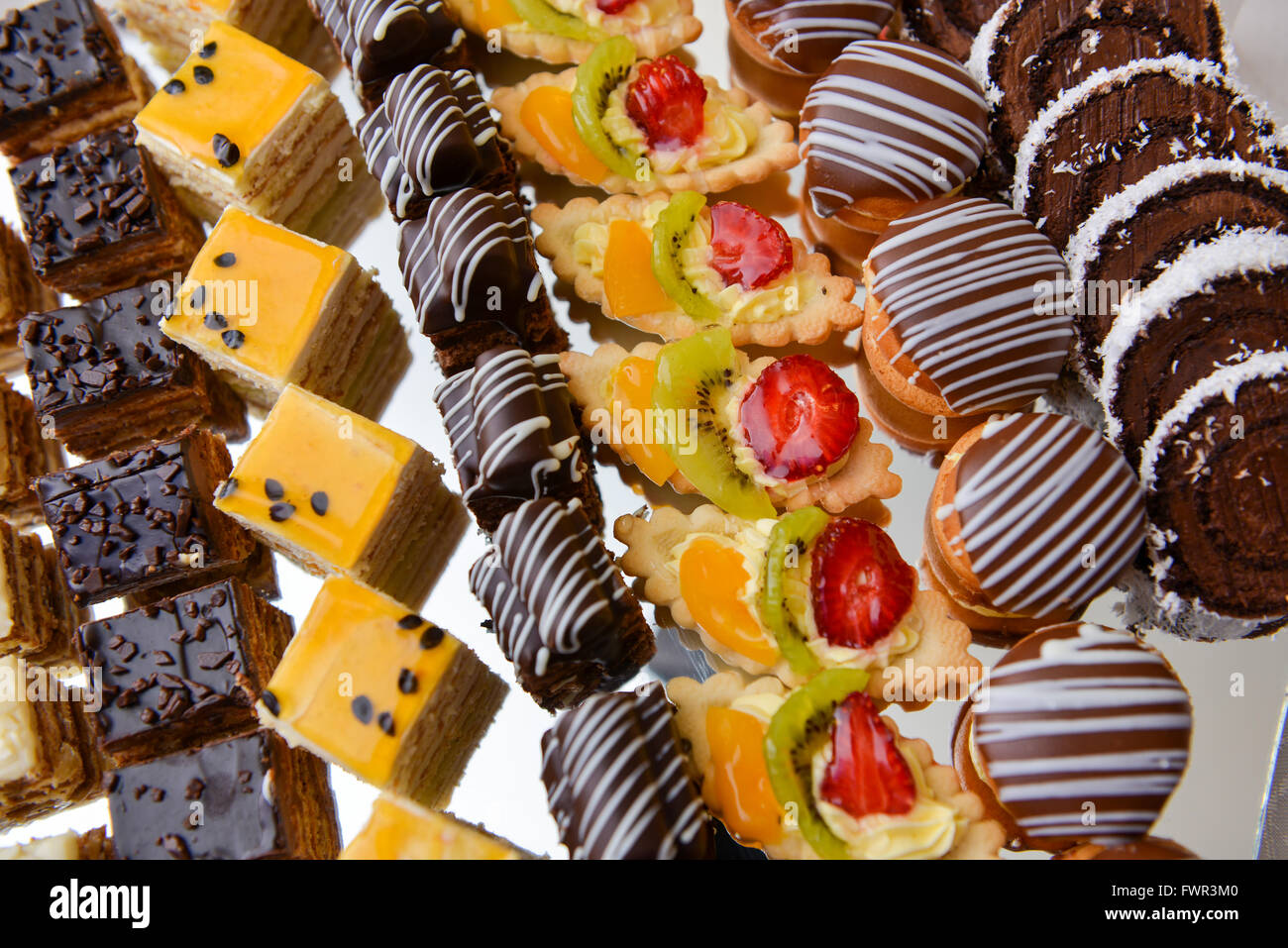 Diversi tipi di torte al cioccolato, di vaniglia e di frutta Foto Stock