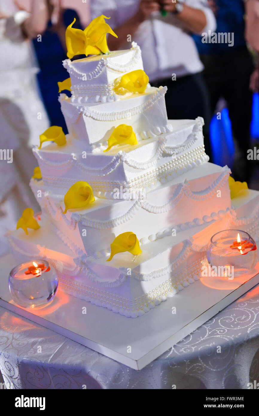 Bianco torta di nozze con calla fiore Foto Stock