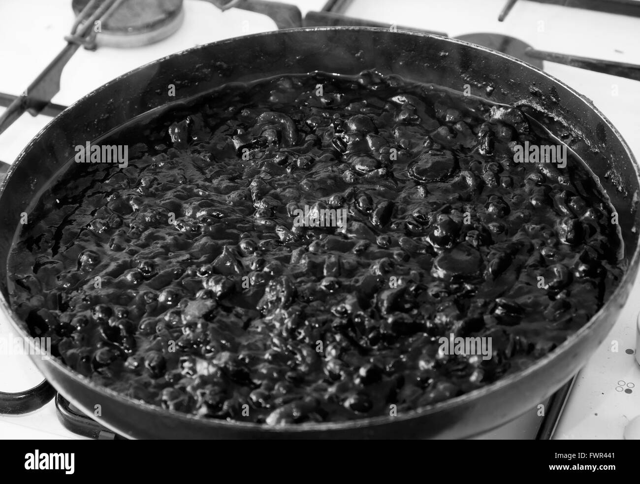 Foto in bianco e nero di una salsa di pomodoro Foto Stock