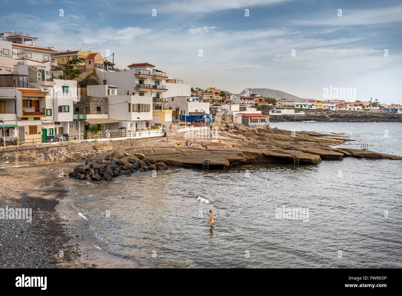 Spiaggia, appartamenti e ristoranti al villaggio di pescatori di La Caleta a Tenerife Foto Stock