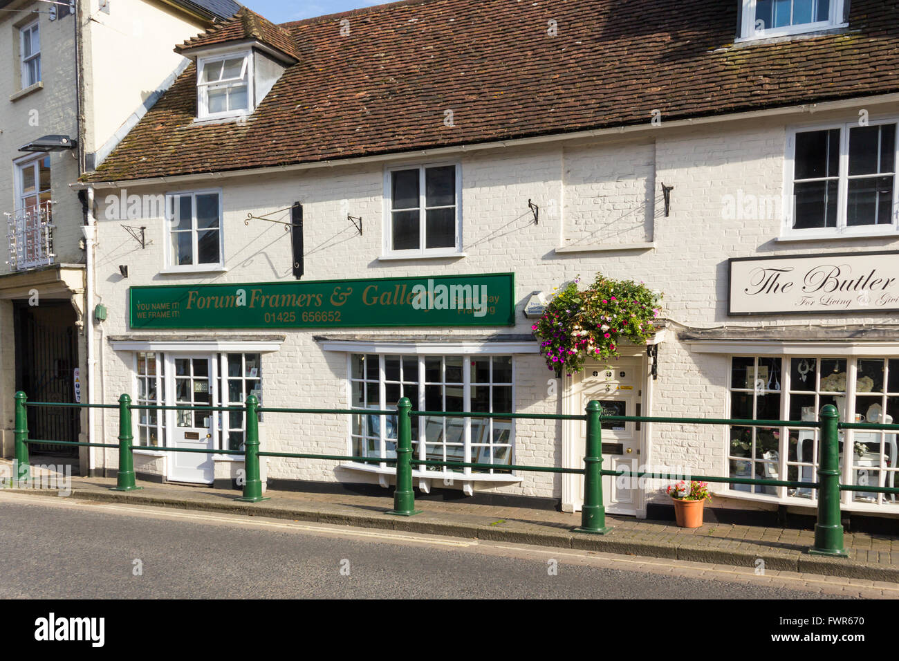 Forum corniciai e Galleria su High Street nella piccola cittadina di Fordingbridge, Hampshire. Foto Stock