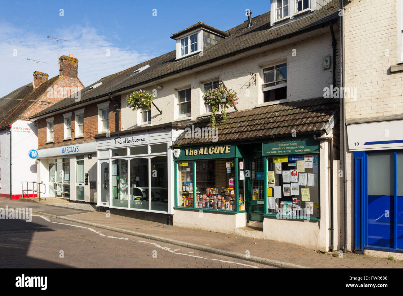 Salisbury Road nella piccola cittadina di Fordingbridge, Hampshire, con una filiale locale di Barclays Bank , un parrucchiere e un dolce sh Foto Stock