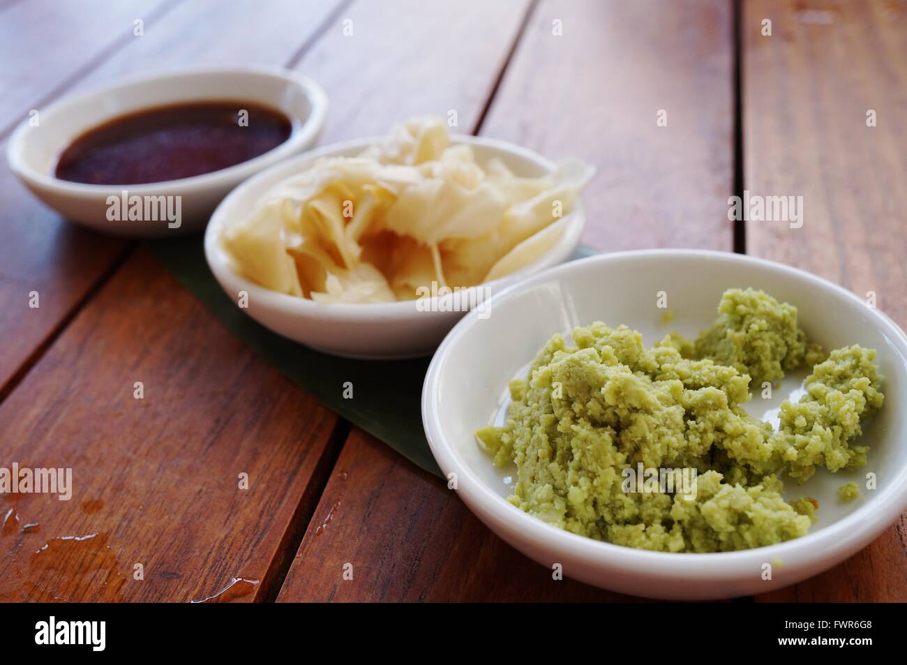 Piatti di verde wasabi, zenzero sott'aceto e salsa di soia condimenti giapponesi Foto Stock