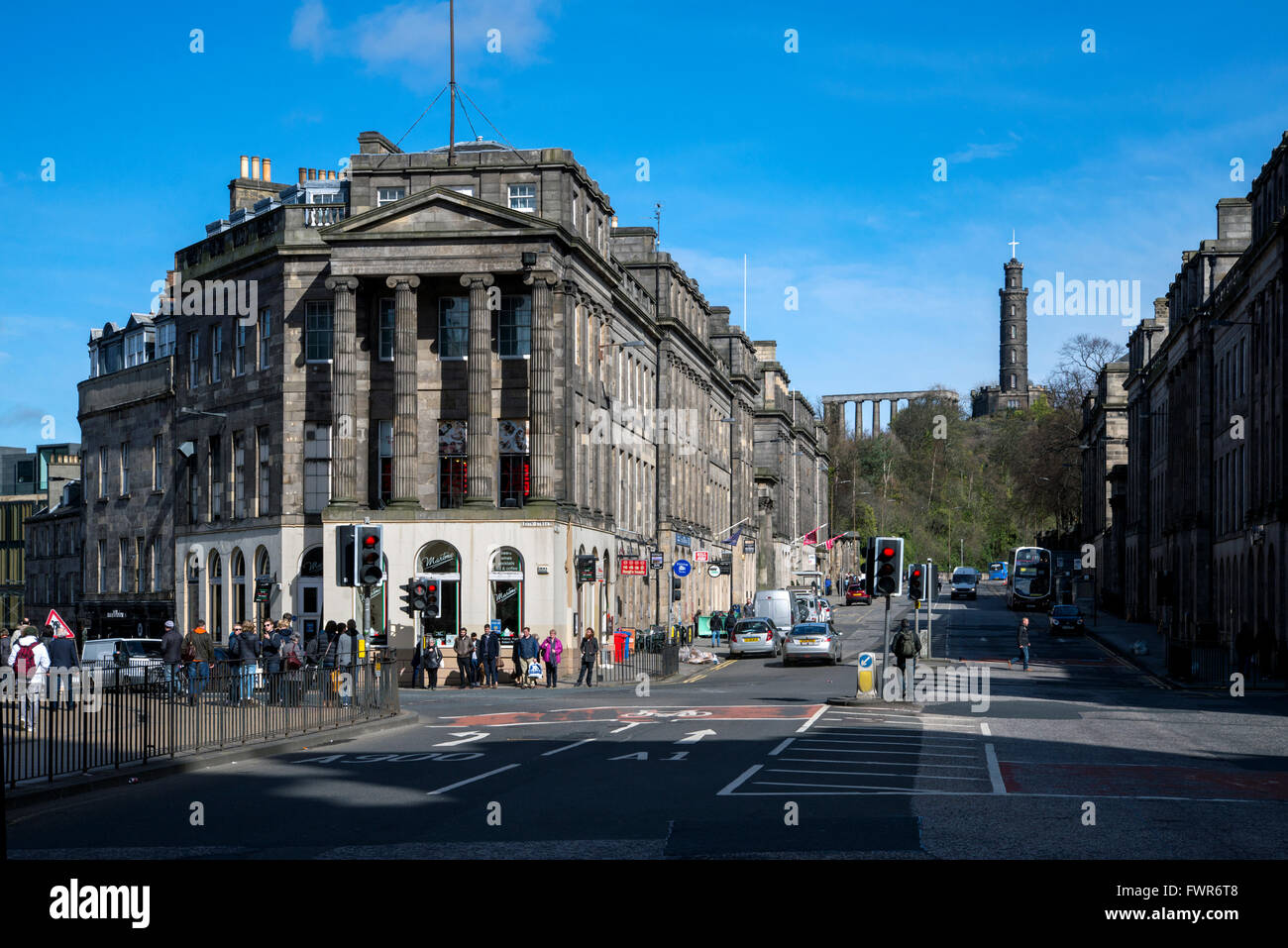Vista dal lato est di Princes Street cercando Waterloo Place a Calton Hill a Edimburgo. Foto Stock