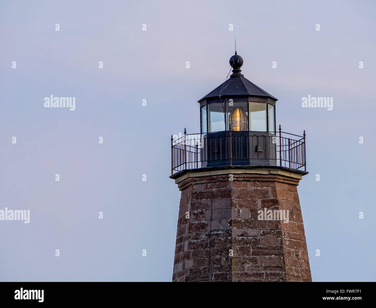 Punto Judith faro, Narragansett, Rhode Island, usa una luce di arenaria casa costruita nel 1857 Stazione della Guardia Costiera punto Judith Foto Stock