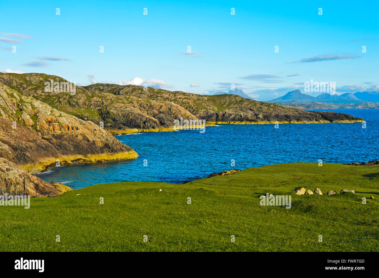 Costa rocciosa con baie a Clachtoll, Scotland, Regno Unito Foto Stock