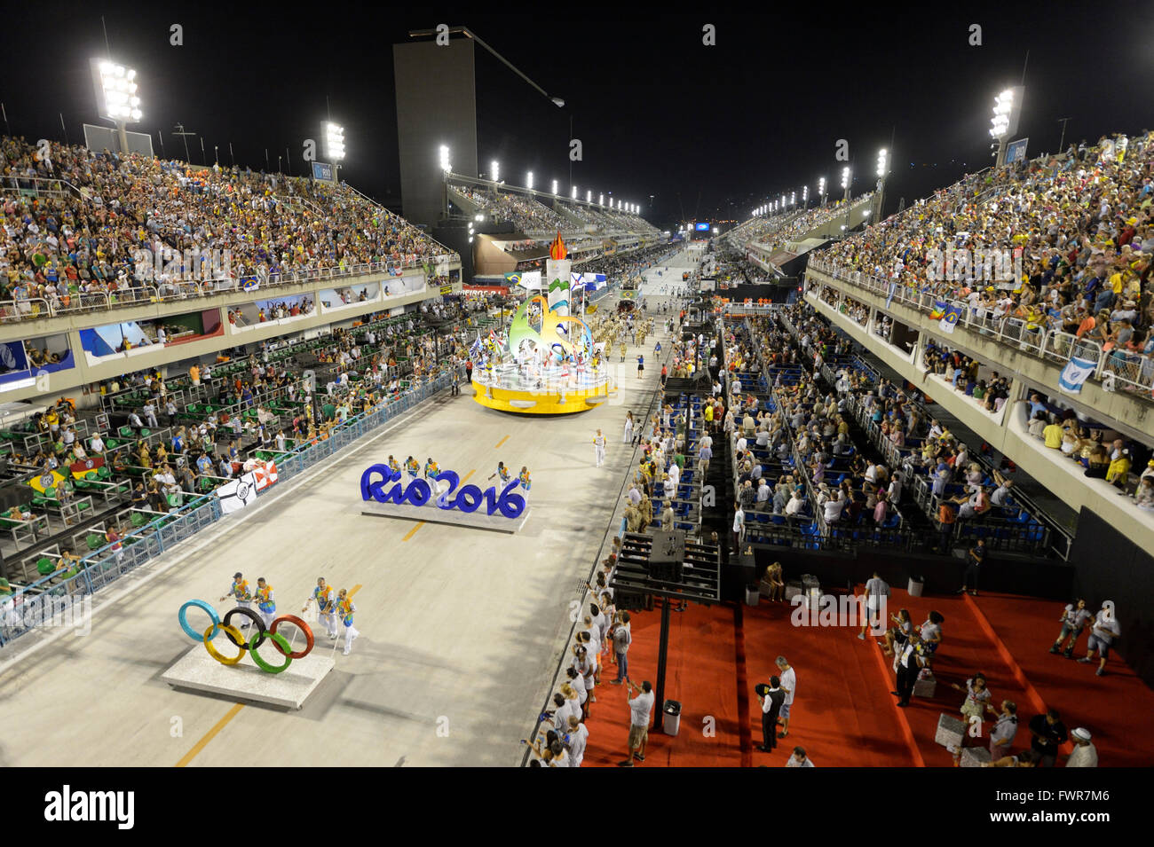 La pubblicità per le 2016 Olimpiadi di estate, Carnevale 2016 nel Sambadrome, Rio de Janeiro, Brasile Foto Stock