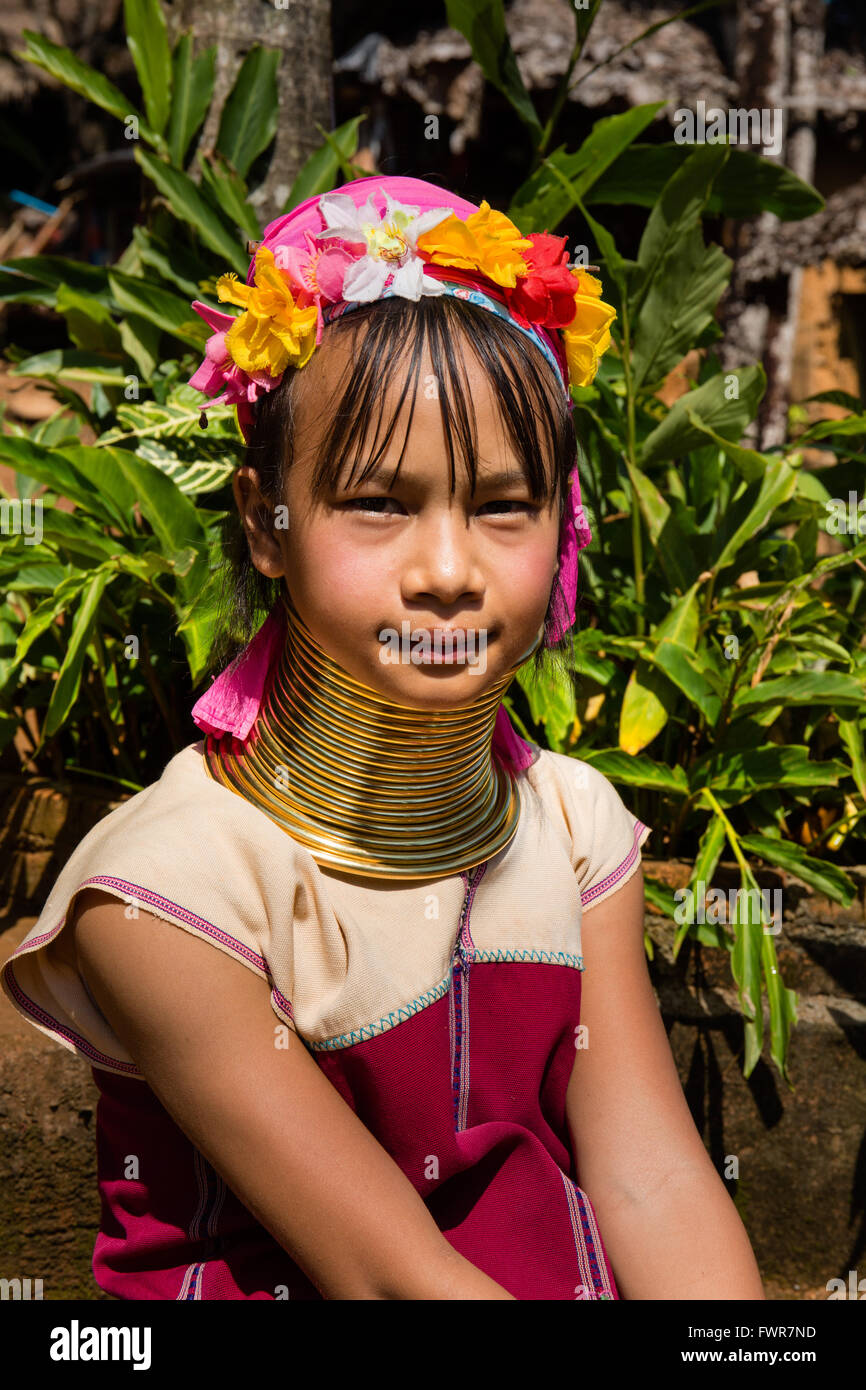 La ragazza da Padaung hilltribe con collo anelli, a collo lungo donna, lungo collo Karen, provincia di Chiang Rai, la Thailandia del Nord Foto Stock