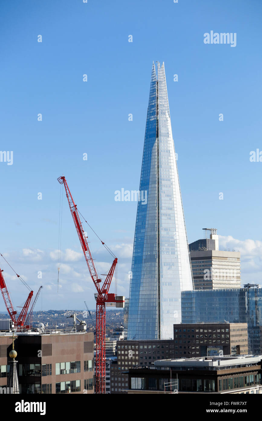 La Shard, l'edificio più alto nell'UE, il Ponte di Londra trimestre lo sviluppo, Southwark, Londra SE1 con il rosso delle gru a torre Foto Stock