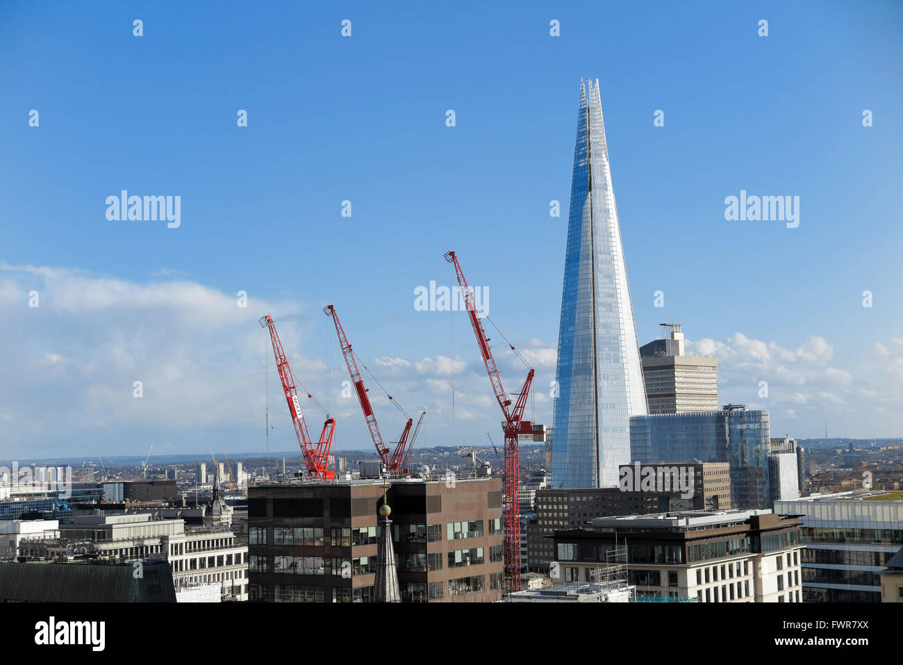 La Shard, l'edificio più alto nell'UE, il Ponte di Londra trimestre lo sviluppo, Southwark, Londra SE1 con il rosso delle gru a torre Foto Stock