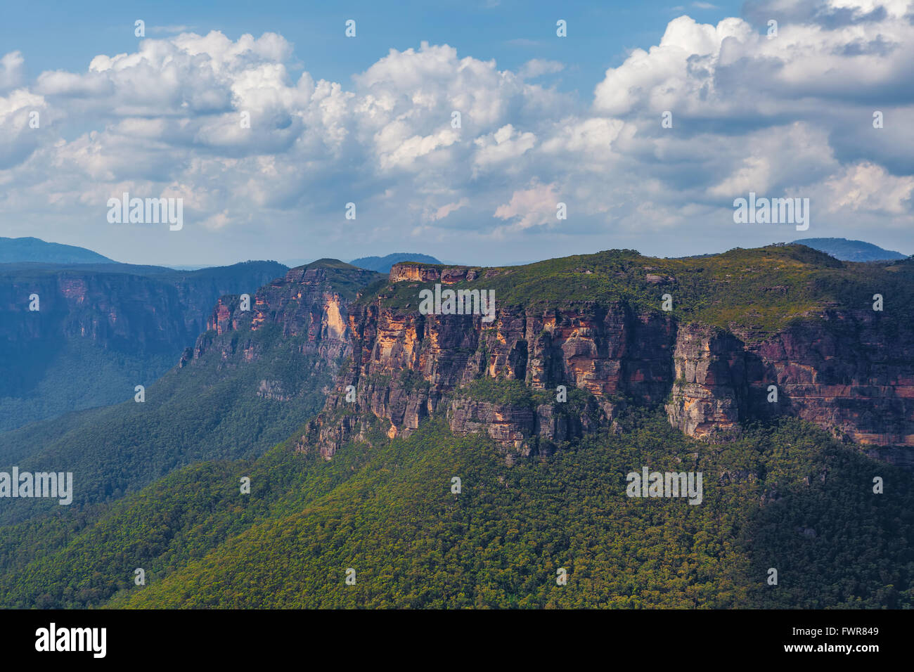 Blue Mountains affioramenti rocciosi visto da Evans Lookout. Katoomba, Nuovo Galles del Sud, Australia. Foto Stock