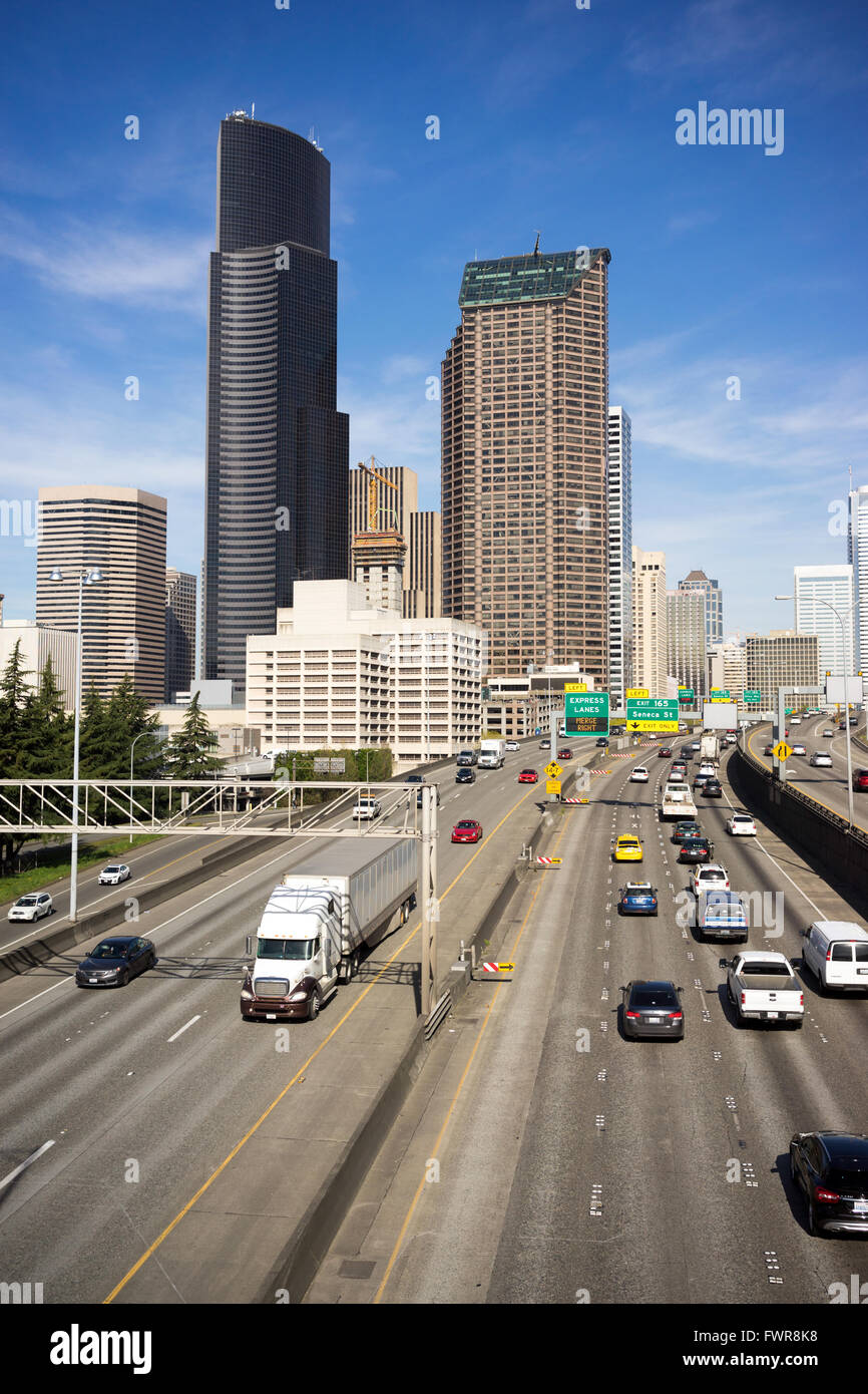 Downtown Seattle skyline della città Interstate 5 vetture suddivise autostrada Foto Stock