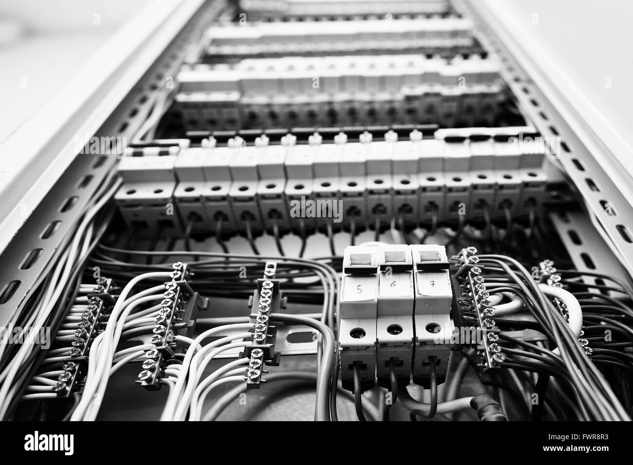 Vista ravvicinata del quadro elettrico con fusibili e contattori. Foto Stock