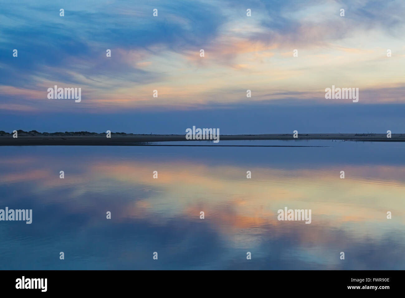 Tranquillo tempo tramonto con colori pastello e sky reflectin nelle acque marittime, Australia. Foto Stock