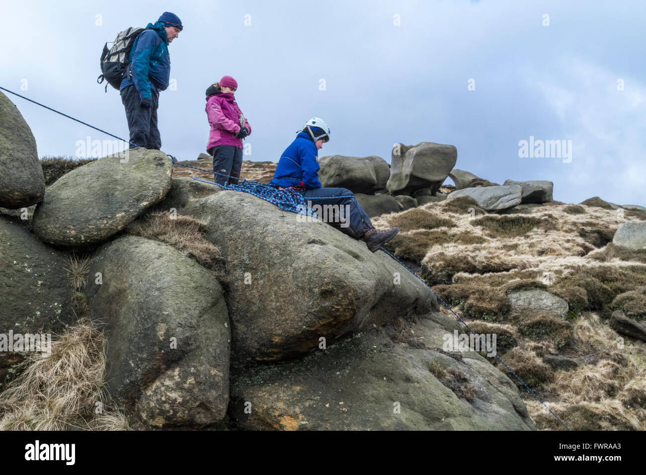 Arrampicatori nella parte superiore del bordo settentrionale della Kinder Scout, Derbyshire, Parco Nazionale di Peak District, England, Regno Unito Foto Stock