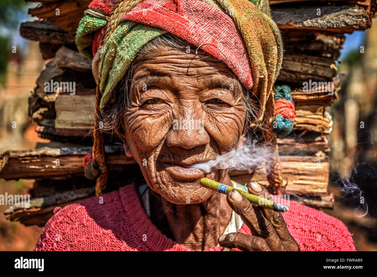 Vecchia donna rugosa fuma un sigaro cheroot Foto Stock