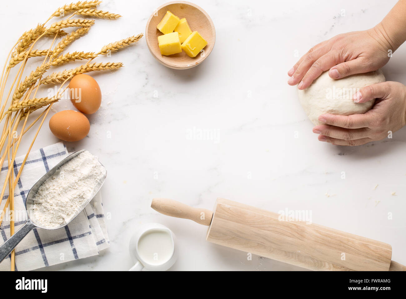 Cottura torte, ricetta impasto ingredienti (uova, farina, latte, burro, zucchero) sul tavolo bianco. Foto Stock