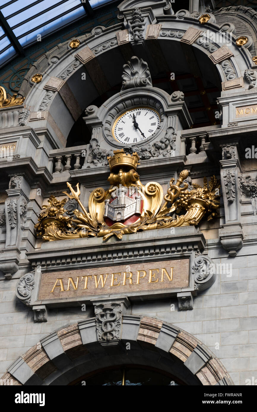 Orologio nella stazione ferroviaria centrale di Anversa Foto Stock