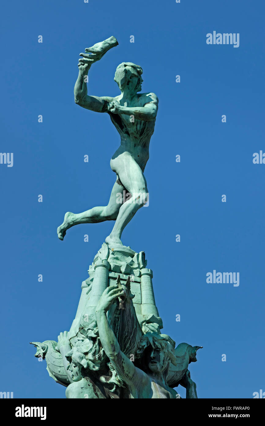 Statua di Brabo gettando la mano del gigante Antigoon sul Grote Markt di Anversa in Belgio Foto Stock