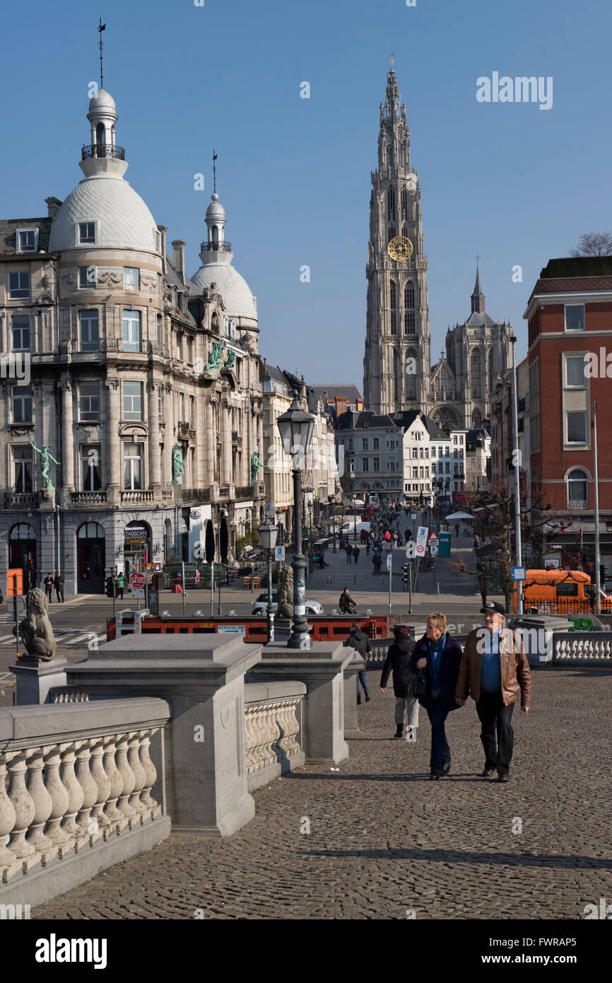 Vista dal basso Steenplein Suikerrui verso Onze Lieve Vrouwkathedraal, Anversa, Belgio Foto Stock