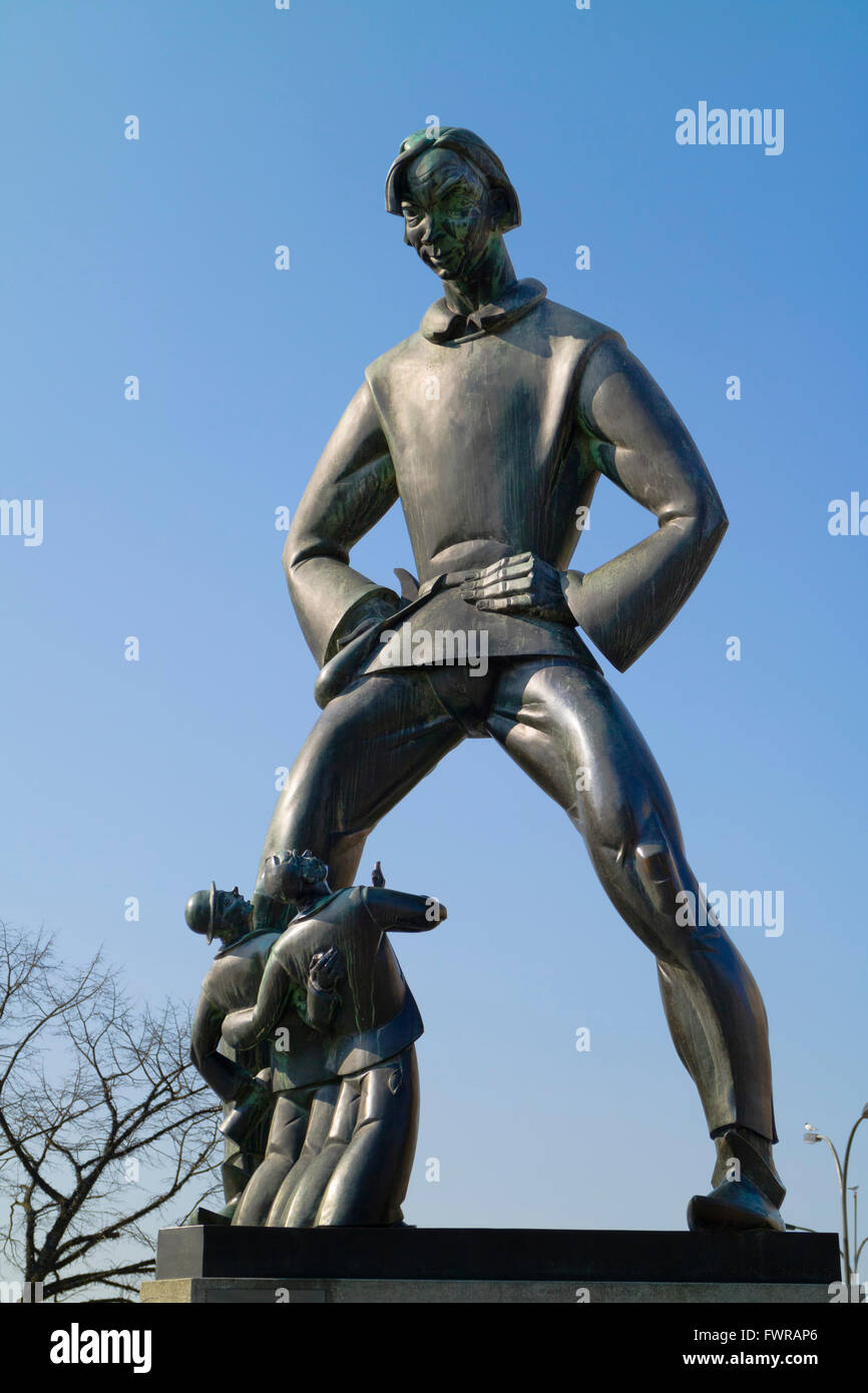 Statua Lange Wapper,1962 da Albert Poels davanti al castello Steen sulle rive del fiume Schelde ad Anversa, in Belgio Foto Stock