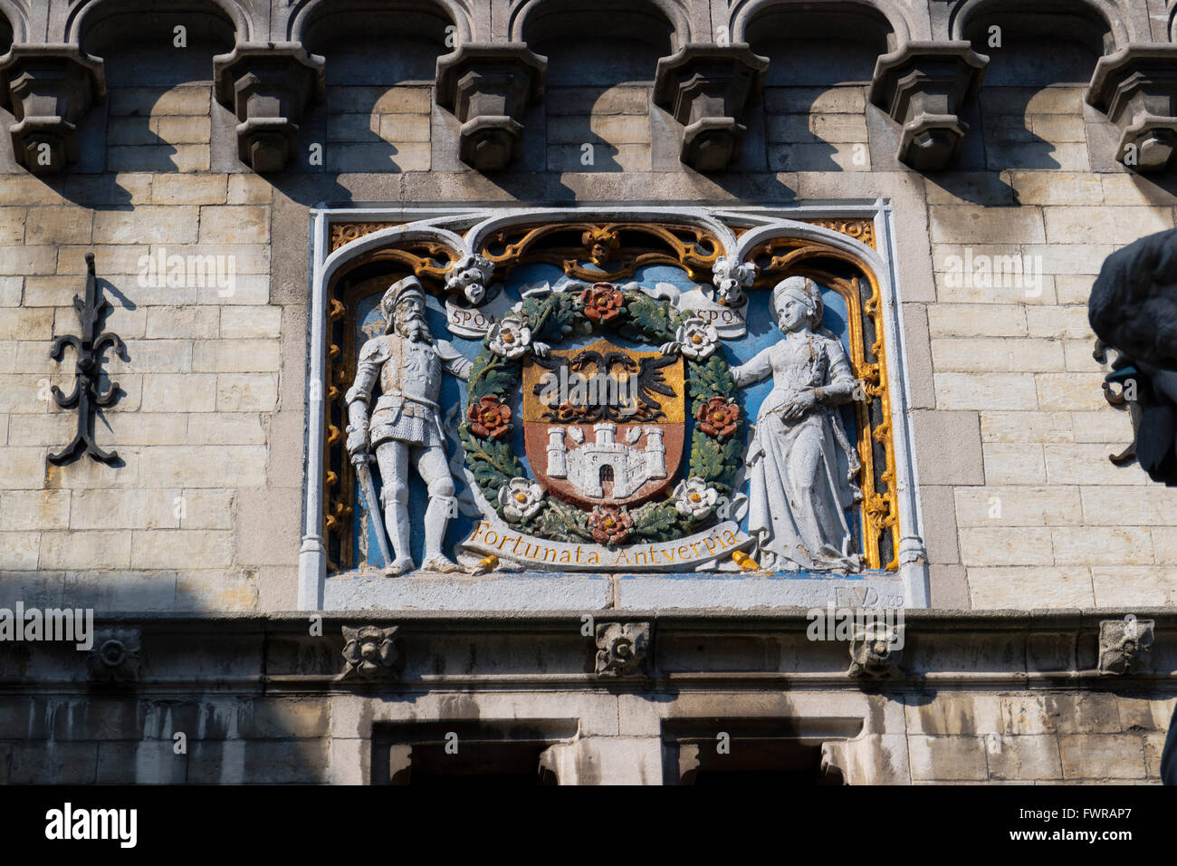 Stemma della città di Anversa sopra la porta del castello Steen, Belgio Foto Stock